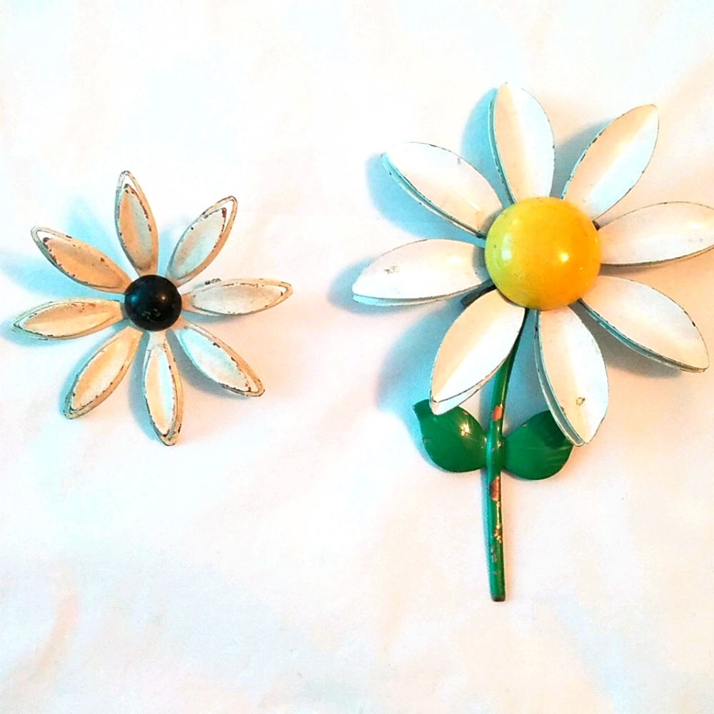 Delightful daisy pins